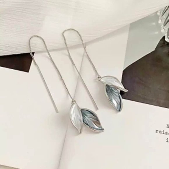 New Silver-Tone Leaf Threader Earrings (Version 18) - Picture 4 of 8